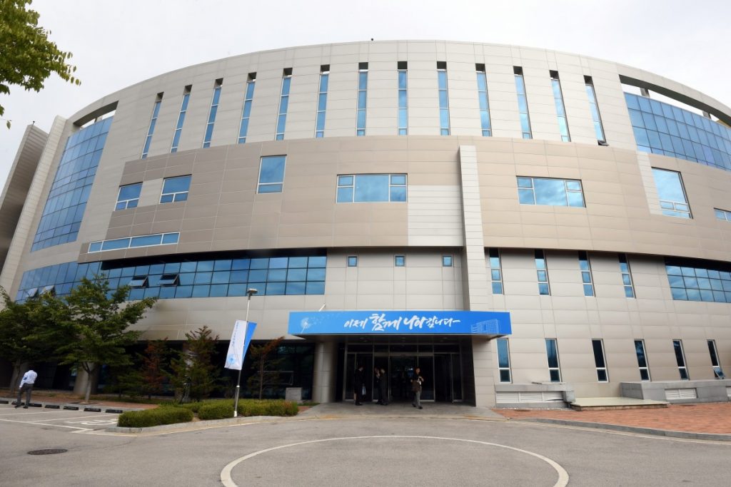 North Korea abruptly withdraws staff from liaison office at border with the South